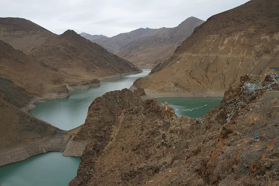 西藏高原水库与山地景观