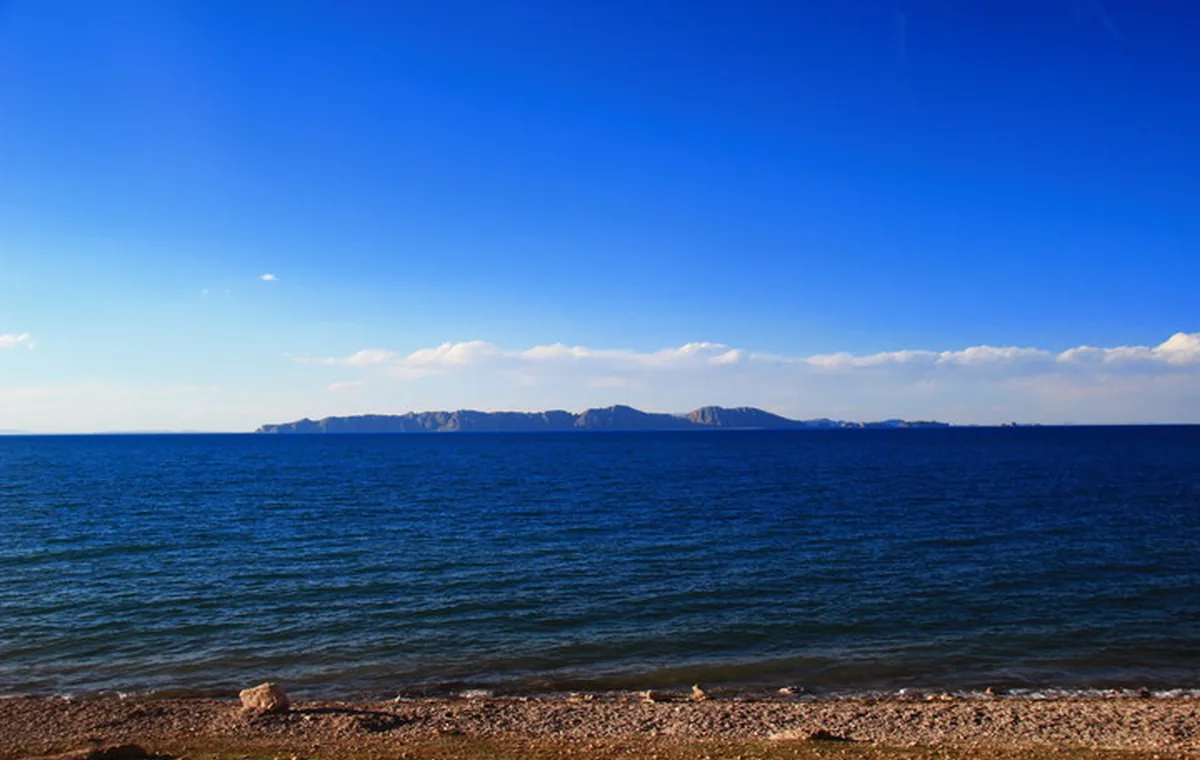 西藏色林措湖面